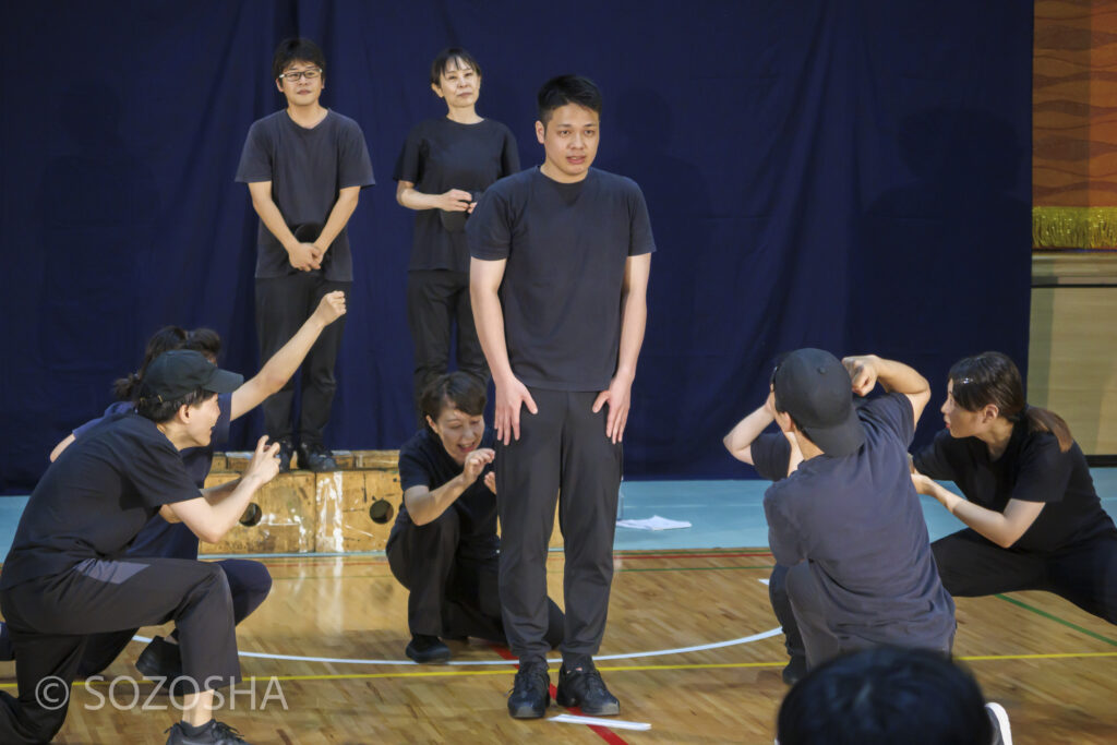 取材を受けているシーン | 芸術鑑賞会・演劇 | 中学校 | もしイタ～もし高校野球の女子マネージャーが青森の「イタコ」を呼んだら～ | MIRAI企画部