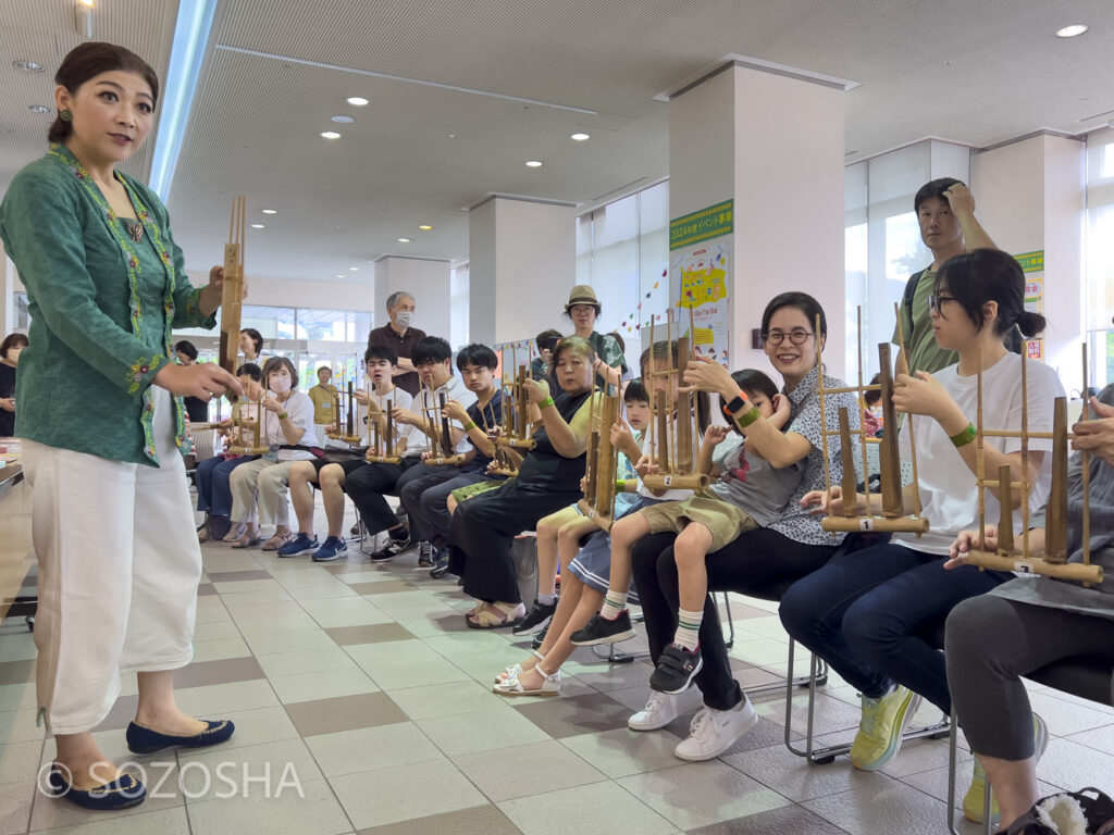 アンクルン合奏体験　Angklung　こどもえんげき祭inなだ2024 |   影絵音楽団くぷくぷ　おひざにだっこ｢がたんごとん がたんごとん｣