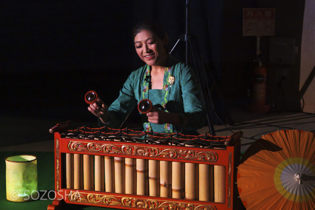 ガムラン,gamelan,佐々木宏実 | 豊中池田おやこ劇場 | 子ども劇場おやこ劇場 | 影絵音楽団くぷくぷ　おひざにだっこ｢がたんごとん がたんごとん｣