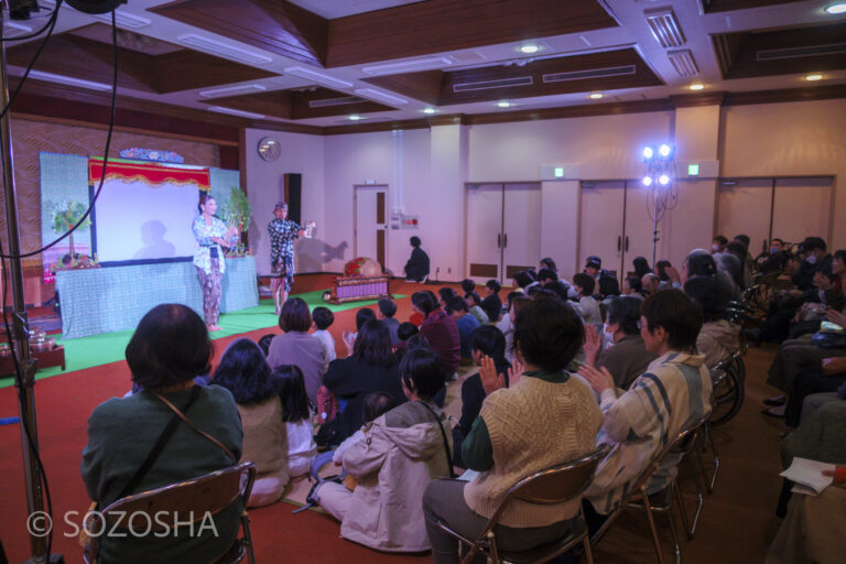 アンクルン演奏で登場 | 東広島子ども劇場 | 子ども劇場おやこ劇場 | 影絵音楽団くぷくぷ　のっしのっしホーホー