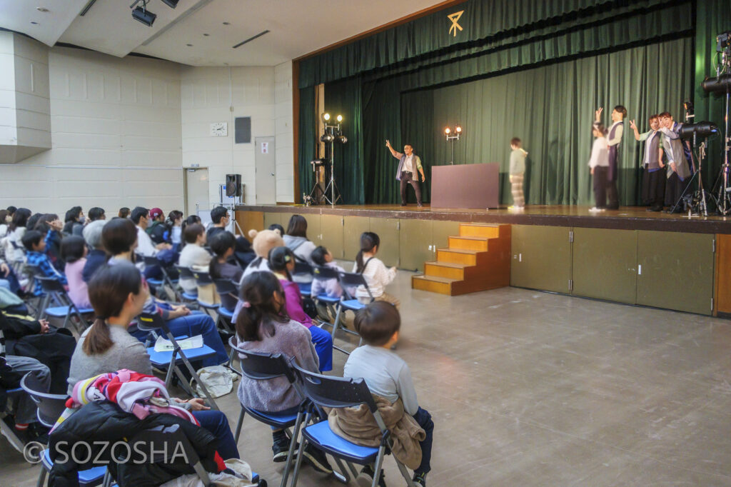 エスカレーター | 東住吉区 子どもの学習・体験機会の充実（芸術文化）事業 | パントマイム芸術鑑賞会 | マイムボックス〜おしゃべりなカラダ〜