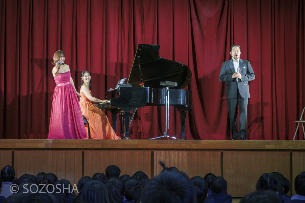 徳田りえ(ソプラノ)、村主夕加(ピアノ)、石川太(テノール) | 「クラシックにタッチ!」| ゆりえっと | 小学校の芸術鑑賞会